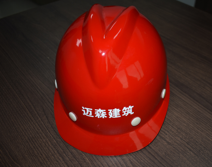 講述施工現(xiàn)場佩戴建筑安全帽注意事項。